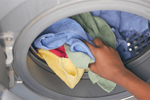 Không nên bỏ nhiều quần áo khi giặt